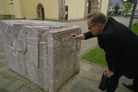 Mythos - Die größten Rätsel der Geschichte – Tödlicher Verdacht: Menschen, die beschuldigt wurden, Hexen oder Werwölfe zu sein, fielen der Inquisition zum Opfer. Überall im westfälischen Lemgo gibt es Hinweise auf diese Zeit. Hier der Historiker Dr. Utz Anhalt am Gedenkstein für eine Hexe.