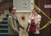 The Big Bang Theory – Eigentlich wollten Penny (Kaley Cuoco, r.) und Leonard (Johnny Galecki, l.) ins Kino gehen, doch plötzlich beschließen Bernadette und Penny mehr über Amys Date herauszubekommen und spionieren ihr hinterher ...