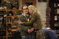 The Big Bang Theory – Nachdem Penny (Kaley Cuoco, r.) glaubt zu wissen, warum Leonard (Johnny Galecki, l.) und Sheldon nicht mit ihr zum Casting gehen können, hat sie Mitleid mit den beiden ...