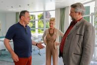 Die Rosenheim-Cops – Christine Hauck (Ursula Gottwald) ist erstaunt, dass ihr Mann Bernd (Thomas Dehler, l.) vor Stadler (Dieter Fischer, r.) zugibt, von der Affäre seiner Frau gewusst zu haben.