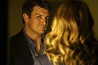 Castle – So viel wie Kate (Stana Katic, r.) es auch versuchen mag: Sie kann Castle (Nathan Fillion, l.) einfach nicht ernst nehmen, was seine Träume betrifft ...