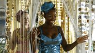 Death in Paradise – Noch strahlt Aimee (Jamelia, r.), als sie auf die Bühne geht. Sie will ihren Abschied feiern, kurz bevor sie nach Miami geht, um ihre Sängerkarriere zu starten. Ihre Kollegin Eloise (Amanda Mealing) scheint ihr den Erfolg zu neiden. Wollte sie Aimees Aufstieg verhindern?