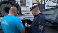 Polizei im Einsatz - Tatort Straße – Der Polizist hält ein Smartphone in der Hand, um dem Zivilisten etwas zu zeigen.