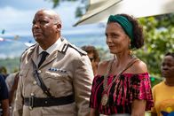 Death in Paradise – Commissioner Selwyn Patterson (Don Warrington) und Catherine Bordey (Elizabeth Bourgine) nehmen an einer Benefizveranstaltung für ein Kinderheim teil, die jedoch unerwartet tragisch endet.