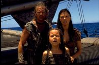 Waterworld – Gemeinsam mit Enola (Tina Majorino, M.) und Helen (Jeanne Tripplehorn, r.) sucht Mariner (Kevin Costner, l.) nach dem letzten Fleck Festland.