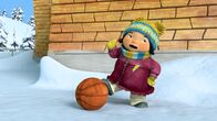 Snowsnaps' Winterspiele – Kiki fordert ihre Freunde zum Wurf-Wettbewerb heraus.