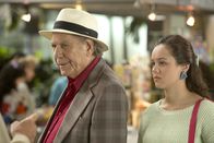 The Goldbergs – Albert "Pops" Solomon (George Segal, l.); Erica Goldberg (Hayley Orrantia, r.)