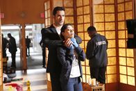 Lucifer – Was wird Lucifer (Tom Ellis, l.) tun, wenn Ella (Aimee Garcia, r.) herausfindet, dass sein erbetener Gefallen und der aktuelle Fall miteinander verknüpft sind?