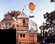 Pippi Langstrumpf – "Pippi Langstrumpf", Pippilotta Viktualia Rollgardina Schokominza Efraimstochter Langstrumpf ist mit ihrem Pferd und Äffchen Nilson in die halbverfallene Villa Kunterbunt eingezogen. Die Nachbarskinder Tommy und Annika sind stolz auf ihre neue Freundin. Pippi lässt sich nämlich keine Vorschriften machen und kann ganz allein für sich selbst sorgen. Gemeinsam erleben die drei die tollsten Abenteuer.