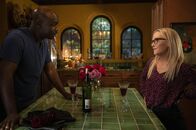 Lucifer – Amenadiel (D.B. Woodside) und Linda Martin (Rachael Harris)