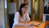Am Schauplatz – Frau F. studiert die Werbebroschüren ganz genau und kauft gezielt bei Aktionen ein. Dadurch spart die Alleinerzieherin pro Einkauf zirka zwanzig Euro.
