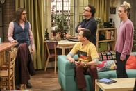 The Big Bang Theory – Geraten Amy (Mayim Bialik, l.), Sheldon (Jim Parsons, 2.v.l.), Leonard (Johnny Galecki, 2.v.r.) und Penny (Kaley Cuoco, r.) wegen der Wahl des Präsidenten der Mietervereinigung ihres Hauses aneinander?