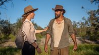 Barfuß durch Australien – Svenja (Anneke Kim Sarnau) folgt mit Kalti (Aaron Pedersen) den Spuren der Teenager.