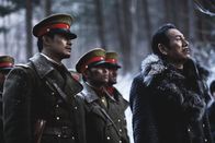 The Tiger - Legende einer Jagd – Government Official Maezono (Ren Ôsugi, rechts) will zur Demonstration ihrer Macht den Herrscher des Berges töten.