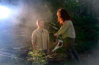 Sturm der Liebe – Fanny (Johanna Graen, r.) träumt, dass Marlon (Frederik Bott, l.) ein Baum ist.