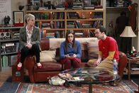 The Big Bang Theory – L-R: Penny (Kaley Cuoco), Amy Farrah Fowler (Mayim Bialik), Sheldon Cooper (Jim Parsons)