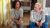 Rote Rosen – Sandra (Theresa Hübchen, r.) ist erstaunt, als Anette (Sarah Masuch, l.) sie auffordert, Maltes Unschuld mit ihr zusammen zu beweisen