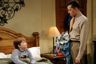 Two and a Half Men – Nachdem Alan (Jon Cryer, r.) erfahren hat, dass sein Bruder ihm in der Kindheit einen bitteren Streich gespielt hat, versucht er seinem Sohn (Angus T. Jones, l.) klar zu machen, dass so etwas Folgen mit sich bringen kann ...