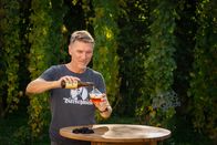 Heimatleuchten – Bierbrauer Mario Scheckenberger schenkt Bier ein