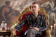 The Royals – Wie wird Cyrus (Jake Maskall) damit umgehen, dass Robert König werden soll?