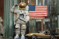 Die geheimen Akten der NASA – Eine Miniaturstatue eines Mannes in einem Raumanzug.