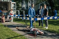SOKO München – Die SOKOs am Tatort: Dominik Morgenstern (Joscha Kiefer, r.), Franz Ainfachnur (Christofer v. Beau, M.) und Dr. Weissenböck (Florian Odendahl, l.). Billie Curio (Sina Reiß, hinten 2.v.l.) versorgt Loraine Flores-Bichl (Nadine Menz, hinten l.), die den Mörder gesehen hat.