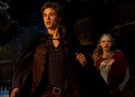 Red Riding Hood - Unter dem Wolfsmond – Henry (Max Irons, l.); Valerie (Amanda Seyfried, r.)