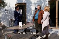 Die Rosenheim-Cops – Der Chef des Toten, Gregor Westphal (Ingo Abel, l.), wird von den Kommissaren Stadler (Dieter Fischer, M.) und Danner (Katharina Abt, r.) zu seinem Alibi befragt.