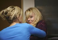 Desperate Housewives – Porter hat eine Affäre mit Anne Schilling (Gail O'Grady, r.) und droht damit, das Haus zu verlassen, wenn sich seine Eltern einmischen. Lynette (Felicity Huffman, l.) kann sich aber dann bei einem zufälligen Zusammentreffen nicht beherrschen ...