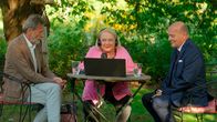 Rote Rosen – Gisela (Martina Eitner-Acheampong) nimmt eine Podcast-Folge mit Gunter (l. Hermann Toelcke) und Gerd (r. Ulrich Gebauer) auf. Über Umwege räumt die Sendung Gerd eine zweite Chance bei Victoria ein.