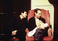 Philadelphia – Andrew Beckett (Tom Hanks, re.) und Miguel Alvarez (Antonio Banderas, li.) sind als schwules Paar in das Familienleben der Becketts voll integriert.