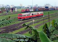 Mit dem Zug ... – Ausfahrt in der Hafenstadt Douala.