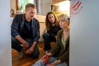 SOKO Leipzig – Moritz Brenner (Johannes Hendrik Langer, l.) und Kim Nowak (Amy Mußul, M.) sitzen mit Marissa Mey (Zoë Valks, r.) in deren Küche. Hat ihr Ex-Freund Brian Haller etwas mit dem Tod ihrer Katze zu tun?