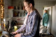 Meine Mutter ... – Hajü (Nikolaus Benda) macht immer nur Ärger: Heidi (Margarita Broich) möchte den Ex ihrer Tochter endlich loswerden.