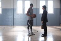 The Gambler – Bennett (Mark Wahlberg, r.) ist am Ende und braucht die Hilfe seines Studenten Lamar (Anthony Kelly, l.), um seine Schulden zu begleichen und sein Leben zu retten. Fragt sich nur, ob sich der Basketballer darauf einlässt ...