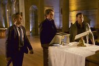 Castle – Ein Priester, der nicht so heilig ist, wie er tut und ein Opfer, dessen Leben einem Lügengebilde gleicht: In was für einen Fall sind Ryan (Seamus Dever, l.), Castle (Nathan Fillion, M.) und Esposito (Jon Huertas, r.) denn da gestolpert?