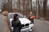 SOKO Stuttgart – Auf dem Parkplatz des Stuttgarter Fernsehturms treffen die SOKO-Ermittlerinnen Martina Seiffert (Astrid M. Fünderich, l.) und Nelly Kienzle (Sylta Fee Wegmann, M.) auf Staatsanwalt Jens Köster (Bernd Stegemann, r.). Sein Sohn feiert im Turmrestaurant seinen Geburtstag.