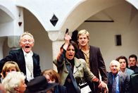 Mit Herz und Handschellen – Nina (Elena Uhlig, M.) und Leo (Henning Baum, 4.v.r.) verfolgen den flüchtigen Köhler ...