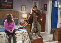 The Big Bang Theory – Während sich Howard und Bernadette darüber streiten, welche Dinge Howard aus seiner Vergangenheit behalten darf, müssen Sheldon (Jim Parsons, r.) und Amy (Mayim Bialik, l.) Abschied voneinander nehmen, da Sheldon zu einer Vorlesung nach Berkeley aufbricht ...