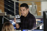 Navy CIS – Torres (Wilmer Valderrama) sucht im Doppelleben der Toten nach Antworten, wie es zum Selbstmord kommen konnte oder ob es sich sogar um einen Mord handeln könnte ...