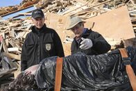 Navy CIS – Als die Leiche von Alessandra Ramos, eine Matrosin der US Navy, tot aufgefunden wird, müssen das Team um Gibbs (Mark Harmon, l.) und Ducky (David McCallum, r.) den Fall übernehmen und den Täter fassen ...