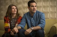 Catastrophe – Sharon (Sharon Horgan) und Rob (Rob Delaney) berichten Sharons Eltern von der Schwangerschaft.