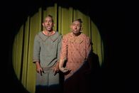 American Horror Story – Sind der Direktorin ohne Wenn und Aber ergeben: Salty (Christopher Neiman, l.) und Pepper (Naomi Grossman, r.) ...