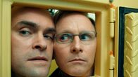 Magnus - Trolljäger – Magnus ( Vidar Magnussen) und Dan (Pål Rønning) sitzen in der Zelle auf der Polizeiwache fest.