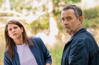 Der Staatsanwalt – Hauptkommissarin Julia Schröder (Anika Baumann) spricht mit Jonas Rasche (Harald Schrott), weil sie sich Hinweise zum Mord an Tessa Carlsen erhofft. Der Leiter eines Survival-Wochenendes hat Tessa tot im Wald gefunden.