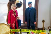 Agatha Raisin – DS Wong (Matt McCooey) und Agatha (Ashley Jensen) machen sich am Tatort ein Bild von der Lage. Agatha unterstützt den Kommissar bei den Ermittlungen, denn DS Wong läuft die Zeit davon, um den Fall zu lösen.