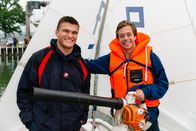 CheXperiment – Tobi (rechts) am Münchener Yachtclub in Starnberg. Sein Herausforder ist der Bundesligasegler Jannik.