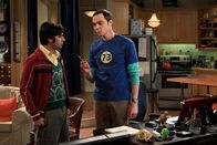 The Big Bang Theory – Als Raj (Kunal Nayyar, l.) erfährt, dass Leonard und Priya eine Star Trek-Fantasie in seiner Wohnung umsetzen, zieht er kurzerhand bei Sheldon (Jim Parsons, r.) ein ...