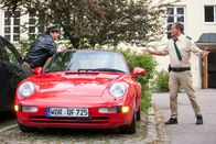 Hubert und Staller – Hubert (Christian Tramitz, rechts) und Staller (Helmfried von Lüttichau, links) machen sich an dem Auto von Dr. Bähr zu schaffen.