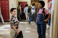 Young Sheldon – Die ältere Libby (Anjelika Washinton, r.) weiht Sheldon (Iain Armitage, l.) in ein neues Wissenschaftsfeld ein ...